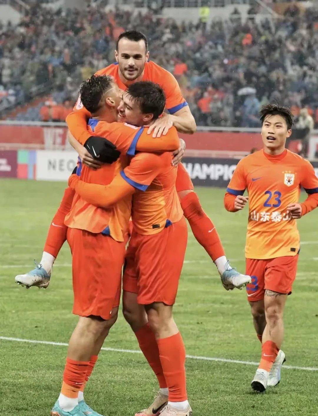 关于山东泰山迎欧篮联关键赛；冲刺阶段内部沟通；媒体盛赞；阵容厚度经受考验的信息